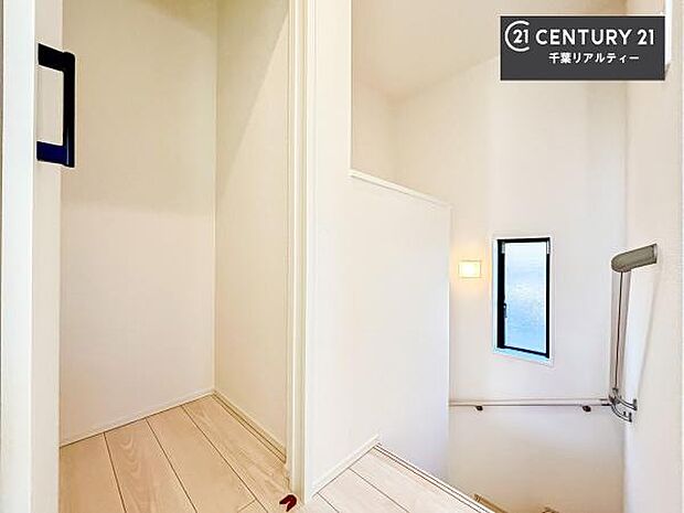 階段は明るく手摺りもついています。お子様やご年配の方も安心してご利用頂けます！毎日の生活にやさしさをプラスした住まいです。