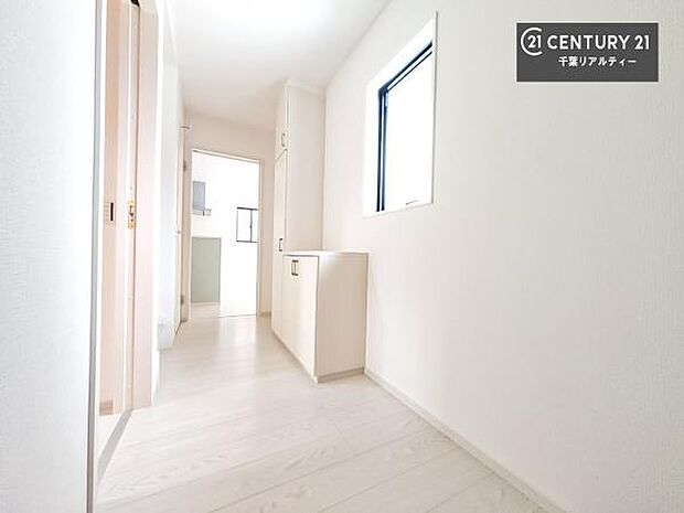 シューズボックス付きなので、玄関が片付きお掃除がしやすいです！スッキリした玄関で戸を開けた瞬間、清潔感のある心地いい空間が出迎えてくれます。