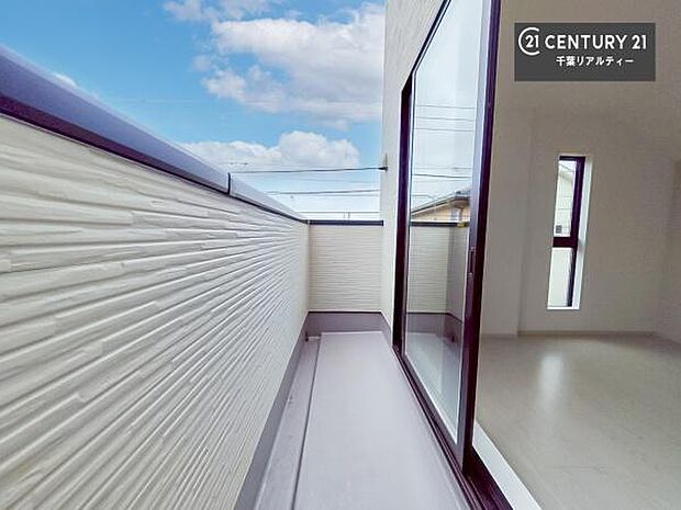 広々としているバルコニーです！お洗濯物を干すのはもちろん風に当たりながらくつろぎタイムが送れます！