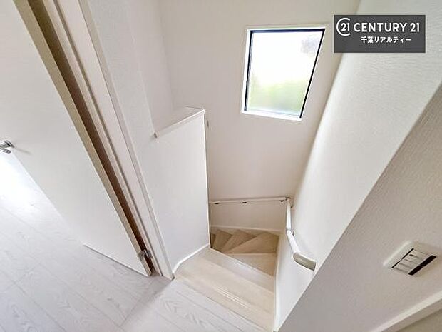 階段は明るく手摺りもついています。お子様やご年配の方も安心してご利用頂けますね。