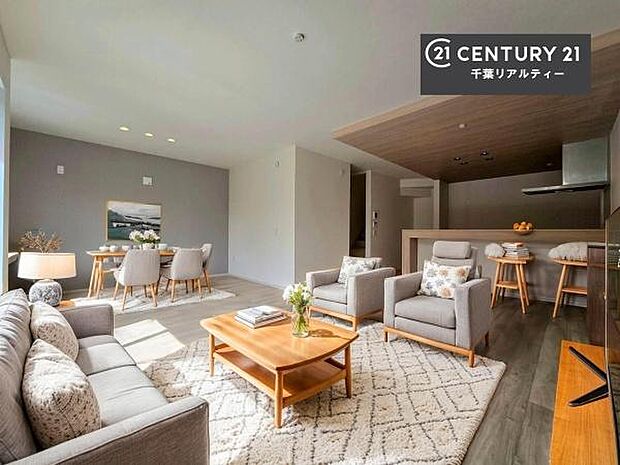 家具はCGパースです。開放感のある広々LDK！ソファーやダイニングテーブルを置いても窮屈にならないので快適に過ごせます！コミュニケーションが取りやすいリビングです！