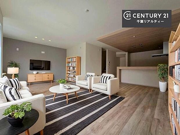 家具はCGパースです。大きな窓からたっぷりの陽ざしが入る明るいリビング。開放感のあるリビングで家族団らんのくつろぎの時間を過ごせます。