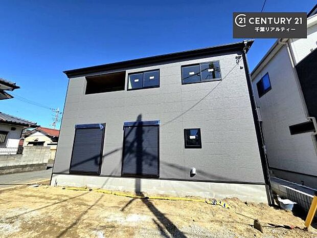 現在建築中。完成後は明るく開放的なリビングや最新設備のキッチンなど快適な空間が広がります。未完成だからこそ“新しい暮らし”への期待が高まる住まい。今しか見られない建築中の様子も必見です。