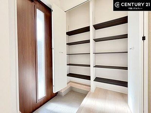 玄関収納が充実しているので、玄関周りがスッキリ片付き来客時に靴の置き場に困りません！