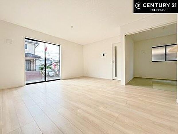 大きな窓からたっぷりの陽ざしが入る明るいリビング。開放感のあるリビングで日々の疲れも癒せます。