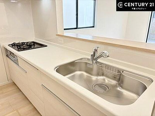 大人気の対面式システムキッチンを採用しています！ご家族のコミュニケーションが自然と増える設計です。お子様にも目が届くので嬉しいですね。広々使えて快適に作業が進みます！