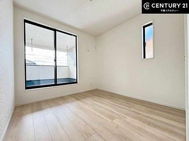 バルコニーに面した洋室。優しい光が差し込む洋室は、朝の目覚めも気持ちが良さそうですね。おうち時間もゆったりと過ごすことができます。