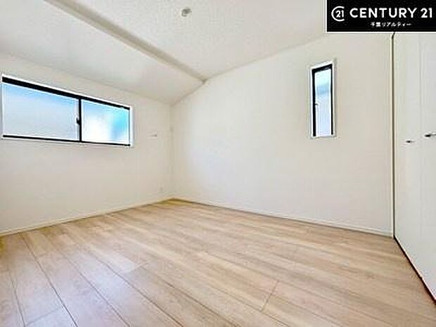 掃き出し窓がないお部屋は、お子様のお部屋としても安心です！収納スペースも充実しているので散らかったお部屋をサッと片付けられます！