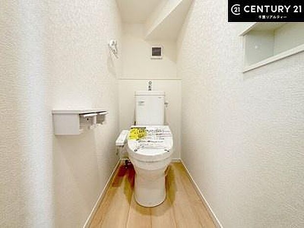 温水洗浄便座につき、冬場は便座が暖かくできるので冷たい便座に座らずに済む嬉しい仕様です！シンプルなカラーを基調としているので、お手入れがしやすいです。