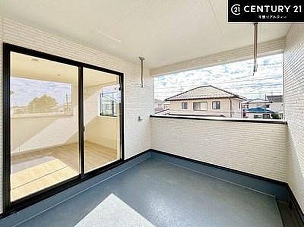 開放感あふれるルーフバルコニー。青空の下、ご家族やご友人とバーベキューを楽しんだり、プライベートガーデンとして季節の草花を育てたりと、多彩な使い方ができる特別な空間です。