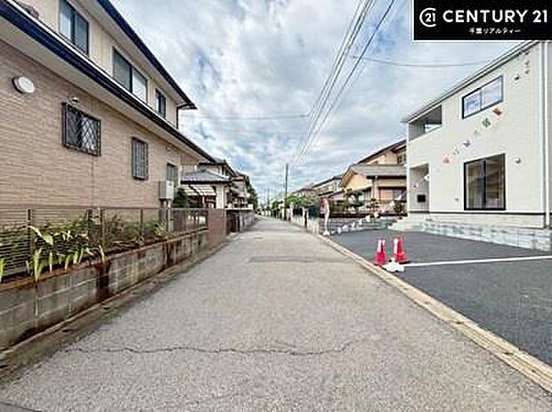 前面道路は広々としており、車の出し入れもラクラク。開放感あふれる立地で、安心して暮らせる住まいです。