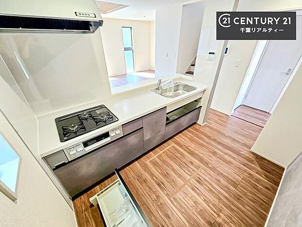 大人気の対面式システムキッチンを採用しています！ご家族のコミュニケーションが自然と増える設計です。お子様にも目が届くので嬉しいですね。収納力もあります！