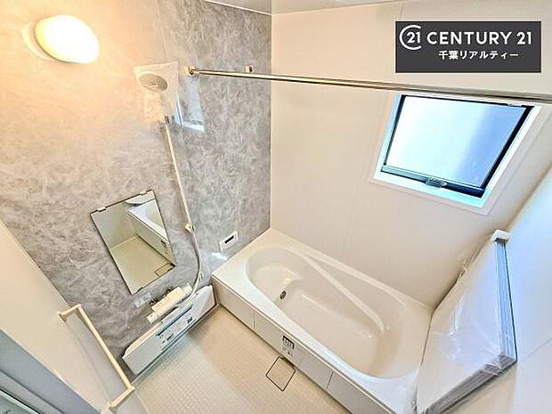 広々バスで一日の疲れをリフレッシュ。足が伸ばせるので、浴槽にもゆったりと浸かれますね！毎日のバスタイムが楽しみになります。