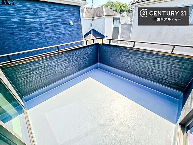 インナーバルコニー！屋根が付いているので、急に雨が降っても濡れにくく安心！強い日差しもカットしてくれるので、お天気の良い日は、お外へ出て深呼吸するのもよさそうです！