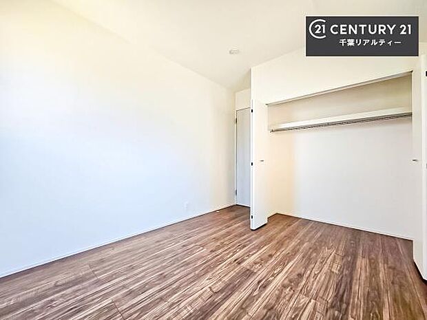 収納スペースがついています！居室をスッキリ整頓する事ができますね。家具を選ばないシンプルなデザインの為、家具を選ばずお気に入りの空間作りができそうですね。