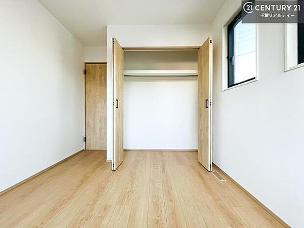 住空間をすっきり使うためには必須ポイントの収納スペースですよね。是非現地でご確認ください！