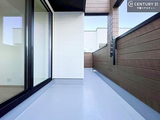 広々としているバルコニーです！お洗濯物を干すのはもちろん風に当たりながらくつろぎタイムが送れます！