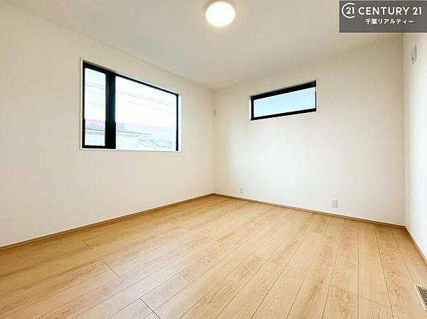 2面採光を確保した明るい室内は、風通しも良く、明るく大変居心地の良い空間となっております。リラックスして過ごせる心地の良いお部屋です！朝の目覚めがスッキリしますね！