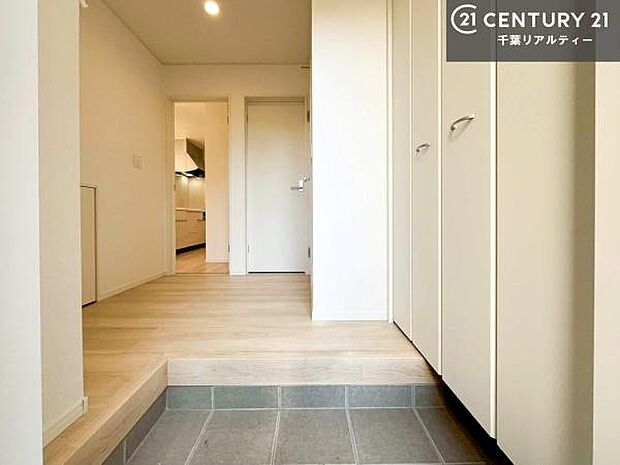 シューズボックス付きなので、玄関が片付きお掃除がしやすいです！スッキリした玄関で戸を開けた瞬間、清潔感のある心地いい空間が出迎えてくれます。