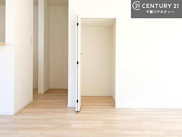 たっぷりの収納スペースで、暮らしがすっきり整う住まい。家族の荷物もきれいに片付き、毎日を快適に過ごせます。