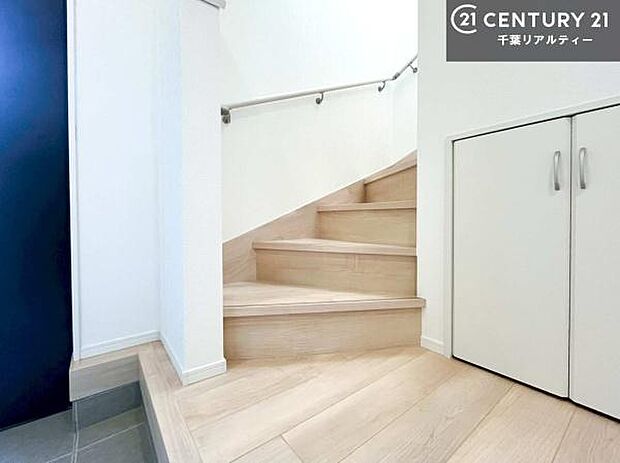 階段は明るく手摺りもついています。お子様やご年配の方も安心してご利用頂けますね。