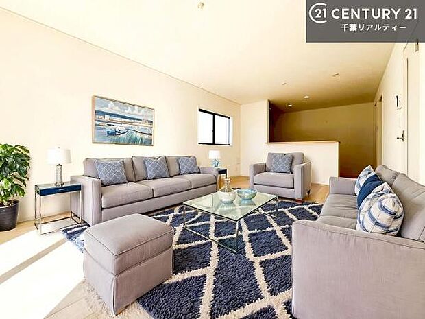 家具はCGパースです。心地良いリビングは家族が自然と集まります。家族団欒の時間が増えそうです。ご家族と、より一層充実した時間を過ごせそうですね。