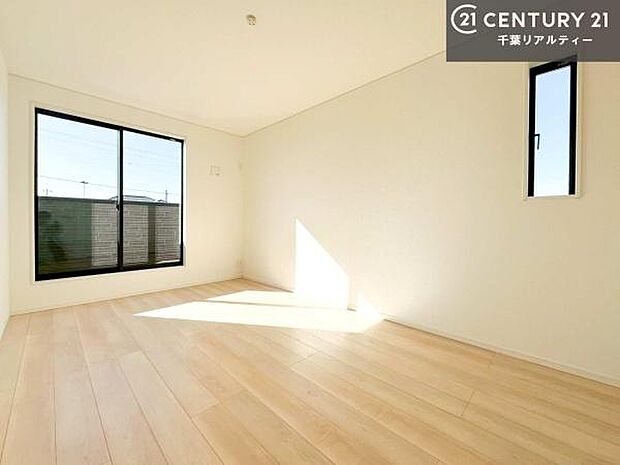 バルコニーに面している洋室です。明るく温もりがあり、換気もしっかりできます！朝起きて、外に出て背伸びをしつつ深呼吸をし良い朝を迎え入れることができます。