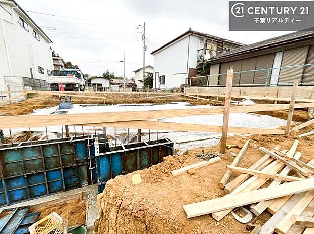 現在建築中。完成後は明るく開放的なリビングや最新設備のキッチンなど快適な空間が広がります。未完成だからこそ“新しい暮らし”への期待が高まる住まい。今しか見られない建築中の様子も必見です。