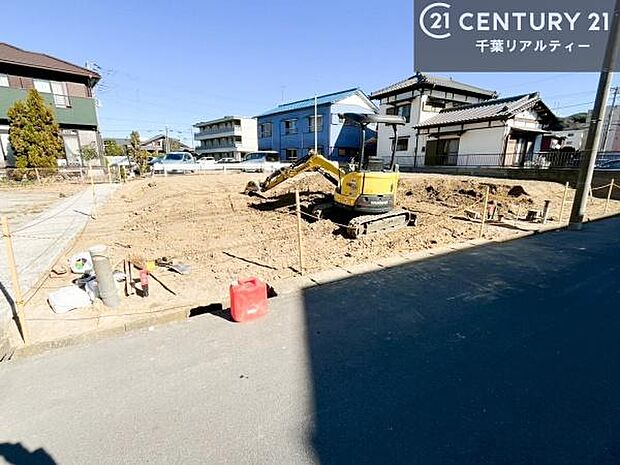 現在建築中。完成後は明るく開放的なリビングや最新設備のキッチンなど快適な空間が広がります。未完成だからこそ“新しい暮らし”への期待が高まる住まい。今しか見られない建築中の様子も必見です。