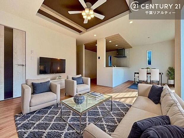 家具はCGパースです。優しい陽だまりがリビングを包んでくれて居心地の良い空間を演出してくれます！くつろぎの時間を過ごせます！