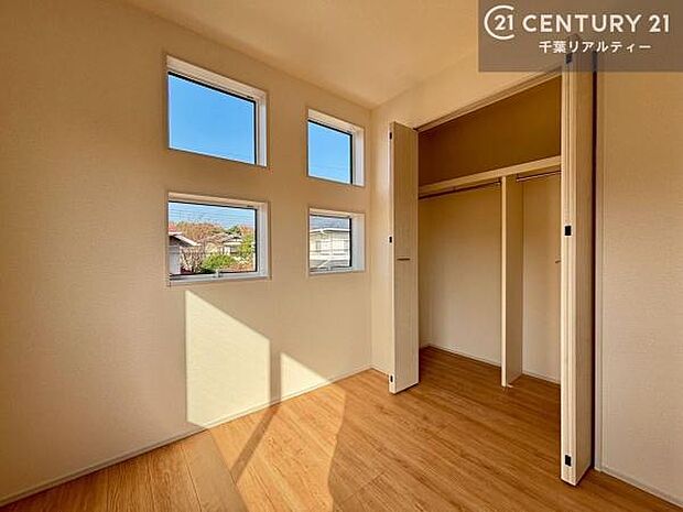 収納スペースを完備しており、衣類やおもちゃ、学用品などをすっきり整理できます。お部屋を広く使えるため、快適で整った住空間を実現します。