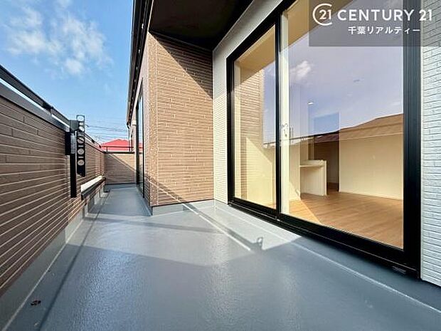 2部屋から出られるワイドバルコニーは、家族それぞれが自由に使える開放感あふれる屋外スペース。洗濯やガーデニングにも便利です。