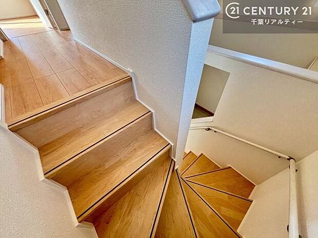 階段は明るく手摺りもついています。お子様やご年配の方も安心してご利用頂けますね。