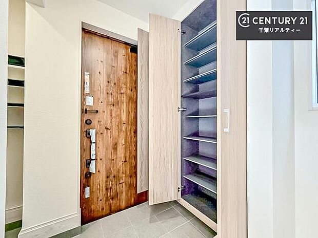 落ち着いた雰囲気の玄関です。オシャレな玄関で家族やお客様を送迎できるのはいいですね！