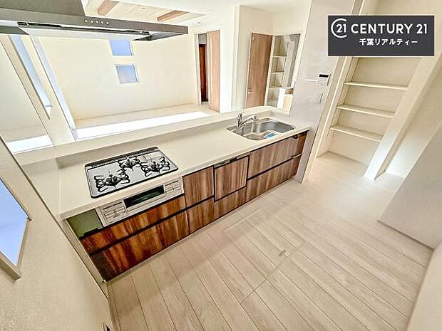 大人気の対面式システムキッチンを採用しています！ご家族のコミュニケーションが自然と増える設計です。お子様にも目が届くので嬉しいですね。広々使えて快適に作業が進みます。