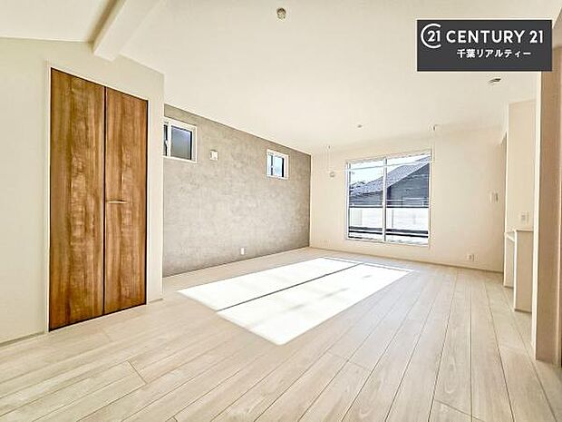 バルコニーに面している洋室です。明るく温もりがあり、換気もしっかりできます！朝起きて、外に出て背伸びをしつつ深呼吸をし良い朝を迎え入れることができます。