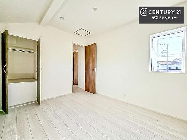 収納スペースを完備しており、衣類やおもちゃ、学用品などをすっきり整理できます。お部屋を広く使えるため、快適で整った住空間を実現します。