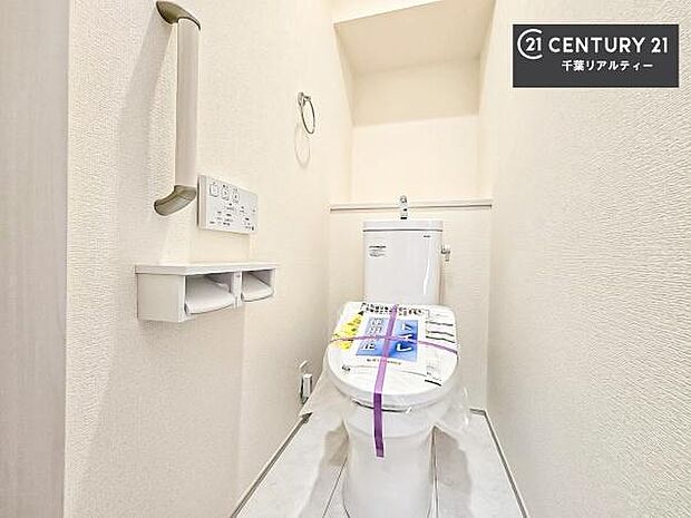1・2階にトイレがございます！朝の忙しい時間帯も待たずにすみそうですね。白を基調とした清潔感のあるトイレでお手入れがしやすいです！
