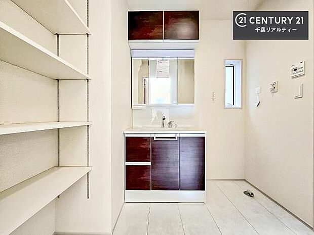 収納豊富な洗面所