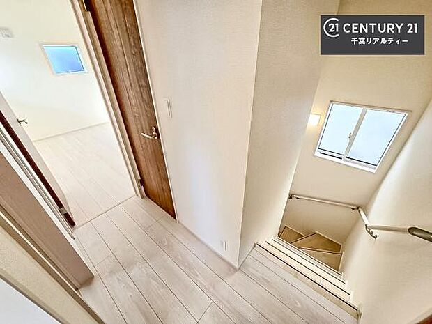 階段は明るく手摺りもついています。お子様やご年配の方も安心してご利用頂けますね。