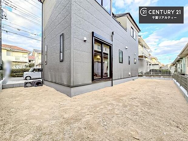 広々とした庭付き。ガーデニングやプール遊び、グランピングなどふたつめのリビングとしてご家族で楽しまれてはいかがでしょうか。