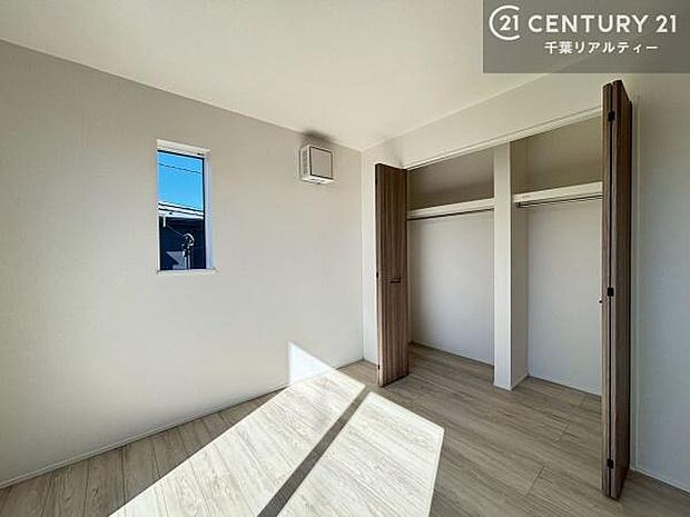 2面採光で明るい寝室には広々ロしたクローゼットが完備されています！ご夫婦やお子様のお洋服も収納できて便利です！
