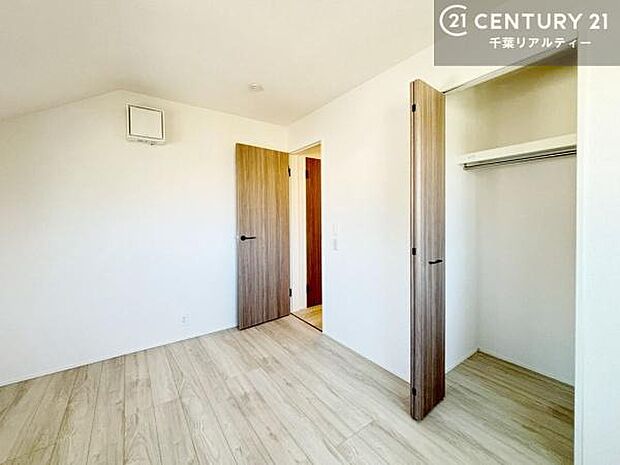 収納スペースも充実しているので散らかったお部屋をサッと片付けられます！