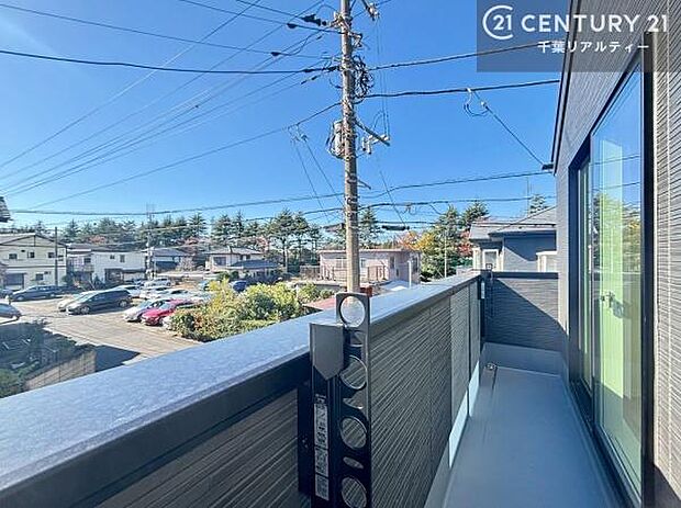 周囲に高い建物がなく開放的な眺望です！晴れた日は青空が広がります！