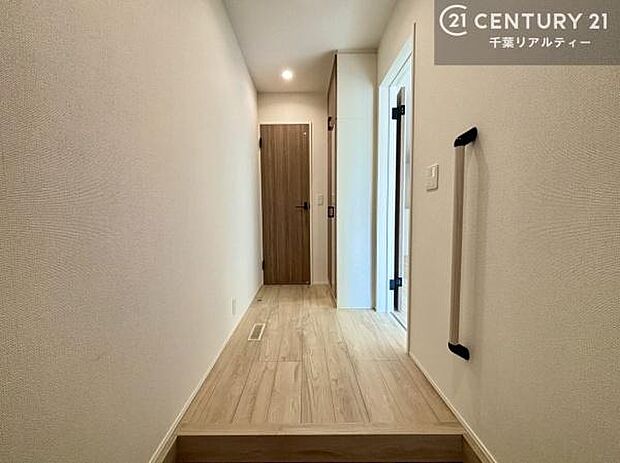 疲れて帰ってきても、ただいま！を言いたくなる、優しく迎え入れてくれる空間になっています。明るく温もり溢れる玄関です！土間収納もついています！