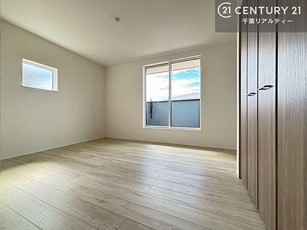 バルコニーに面した洋室。優しい光が差し込む洋室は、朝の目覚めも気持ちが良さそうですね。おうち時間もゆったりと過ごすことができます。