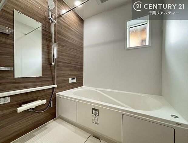 広々バスで一日の疲れをリフレッシュ。足が伸ばせるので、浴槽にもゆったりと浸かれますね！毎日のバスタイムが楽しみになります。