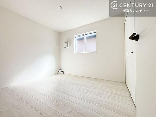 掃き出し窓がないお部屋は、お子様のお部屋としても安心です！収納スペースも充実しているので散らかったお部屋をサッと片付けられます！