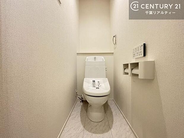 1・2階にトイレがございます！朝の忙しい時間帯も待たずにすみそうですね。白を基調とした清潔感のあるトイレでお手入れがしやすいです！