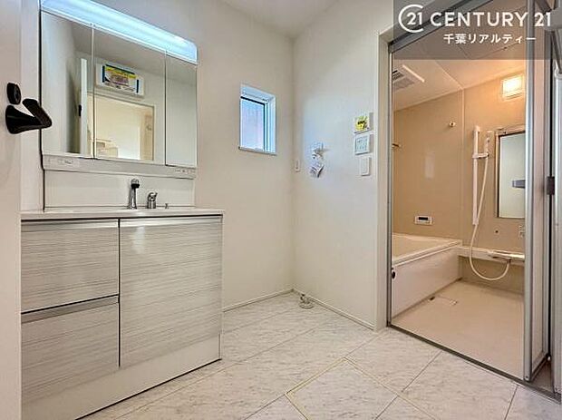 小窓付きの明るい洗面室です！湿気もすぐに入れ替えができて清潔に保つことができます！自然光が差し込むのでお化粧の仕上がりも良くなりますね！